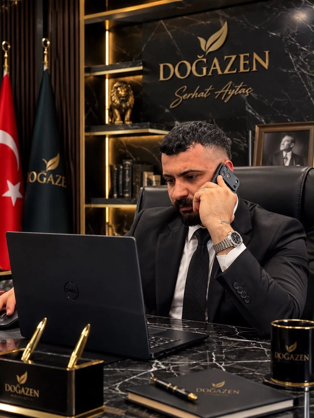 Doğazen kurucusu Serhat Aytaç, ofisinde masasında telefonla görüşürken